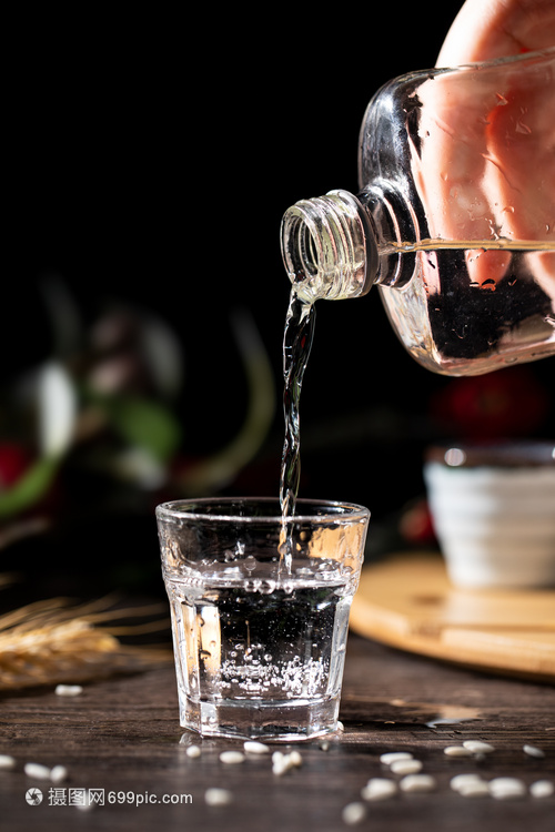 白酒倒酒 一門餐桌上的藝術(shù)與禮儀